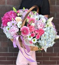 Композиция солнечный день в Жуковке Цветочная композиция из Розы, Хризантемы, Пионы и Лизиантусы в корзине в Жуковке